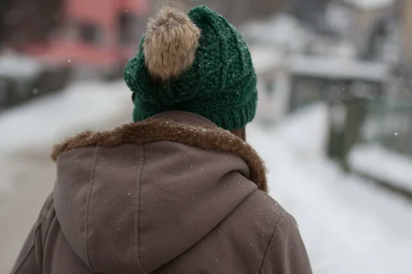 Pohled Zezadu Ženu Kabátě Klobouku Procházející Zimě Ulicí — Stock fotografie