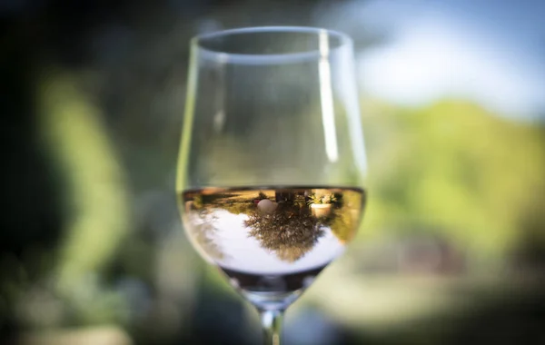 Una Bassa Profondità Campo Bicchiere Con Acqua Che Riflette Altro — Foto Stock