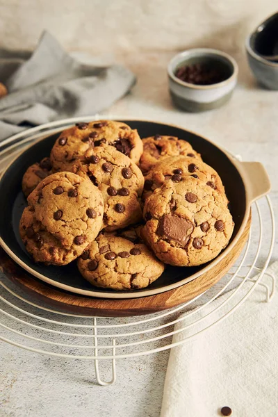 Tiro Vertical Deliciosos Biscoitos Chocolate Com Grade Uma Mesa Branca — Fotografia de Stock