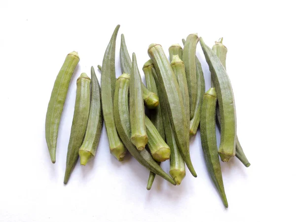 Una Vista Superior Okras Verdes Maduras Sobre Una Mesa Blanca —  Fotos de Stock