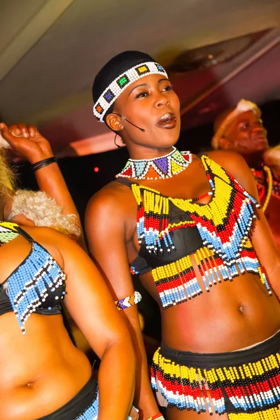 Johannesburg Sudáfrica Mayo 2019 Bailarines Tribales Africanos Zulúes Cantan Con — Foto de Stock