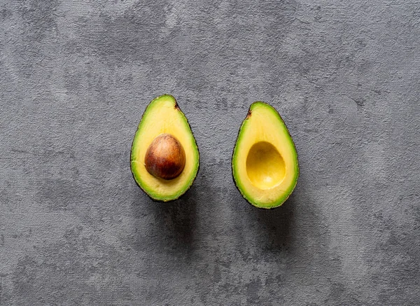 Eine Kreative Draufsicht Einer Scheiben Geschnittenen Avocado Auf Texturiertem Grauen — Stockfoto