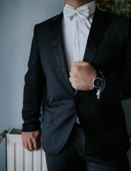 Vertical Shot Stylish Man Wearing Suit Bow Watch — Stock Photo, Image