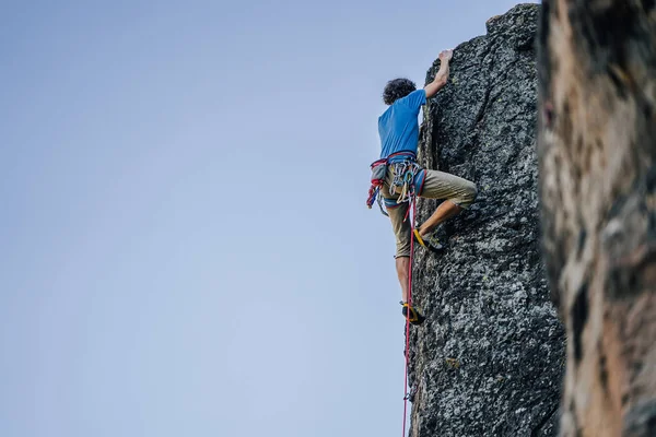 Horolezec Strmé Skále Horolezectví Extrémní Adrenalinové Horolezectví — Stock fotografie