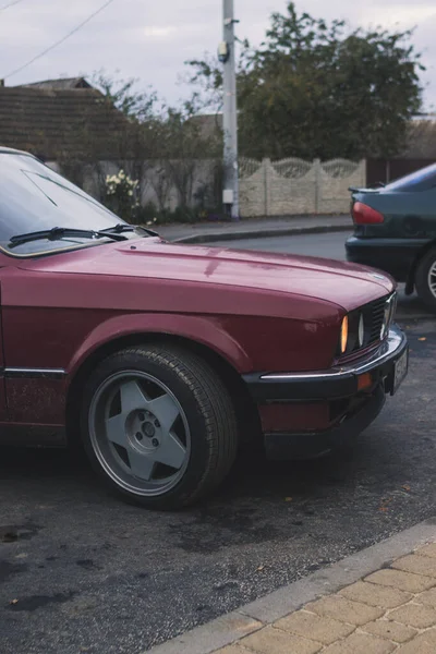 Plan Vertical Une Voiture Vintage Dans Rue — Photo