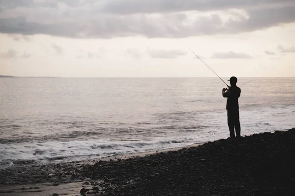 Die Silhouette Eines Fischers Mit Der Angel Der Küste — Stockfoto