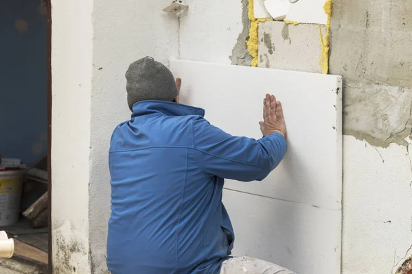 Tynk Niebieskiej Kurtce Naprawiający Białą Ścianę — Zdjęcie stockowe