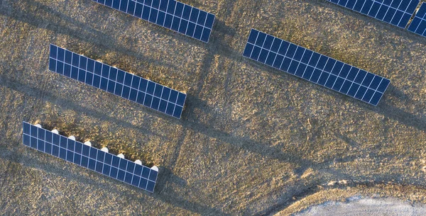 Eine Aufnahme Von Sonnenkollektoren Linien Der Natürlichen Landschaft — Stockfoto