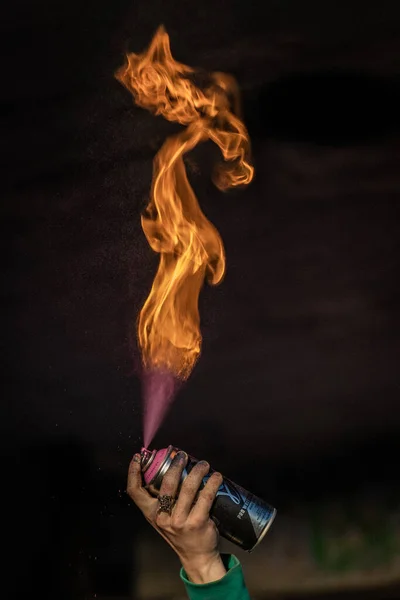 Disparo Vertical Mano Una Anciana Haciendo Llama Fuego Desde Cilindro — Foto de Stock