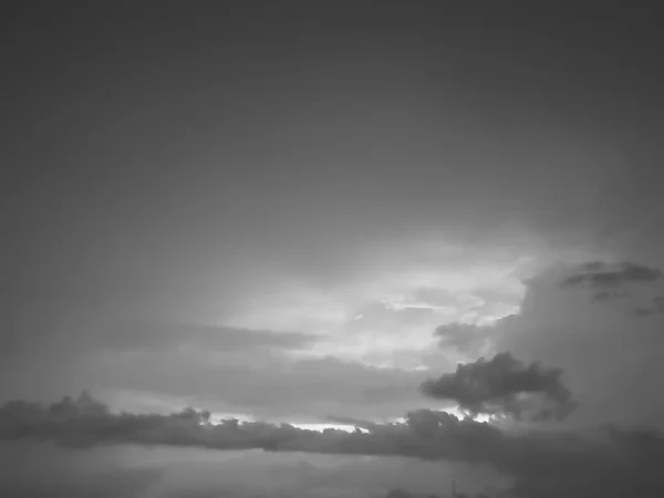 Fondo Paisaje Nuboso Marco Completo Con Formas Nube Distintivas Oscuras — Foto de Stock
