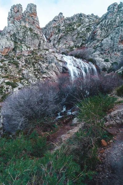 Disparo Vertical Una Cascada Una Zona Montañosa —  Fotos de Stock