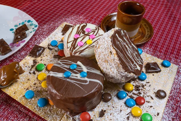 Etrafında Farklı Renkte Şekerler Kahve Fincanı Olan Mini Çikolatalı Kekler — Stok fotoğraf