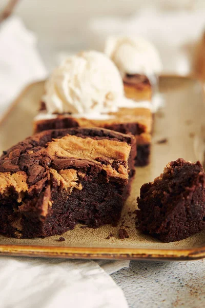 Disparo Vertical Deliciosos Brownies Mantequilla Maní Con Helado — Foto de Stock