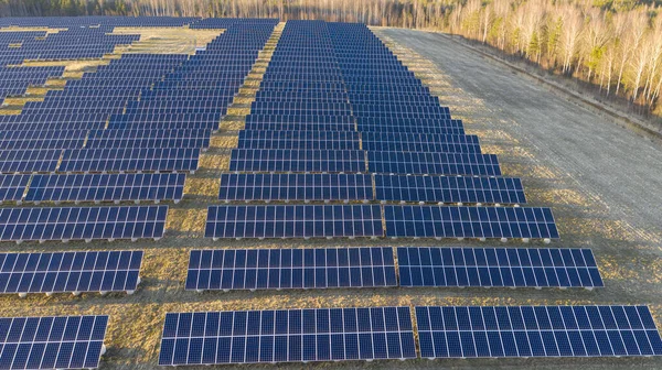 Letecký Snímek Solárních Panelů Liniích Přírodní Krajině — Stock fotografie