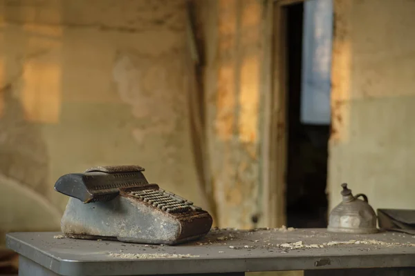 Gros Plan Une Vieille Machine Écrire Rouillée Dans Bâtiment Abandonné — Photo