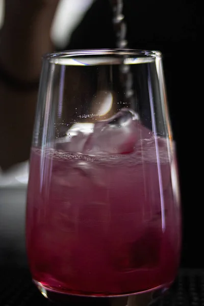 Eine Vertikale Aufnahme Eines Cocktails Der Ein Glas Mit Eis — Stockfoto
