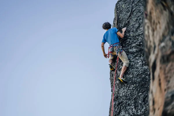 Uno Scalatore Una Roccia Ripida Arrampicata Roccia Adrenalina Estrema — Foto Stock