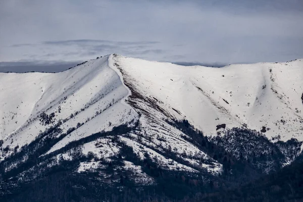 아름다운 눈덮인 산들의 매혹적 — 스톡 사진