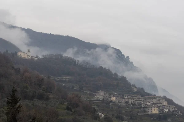 Ένα Μικρό Ιταλικό Χωριό Ένα Βουνό Περιτριγυρισμένο Από Ομίχλη — Φωτογραφία Αρχείου