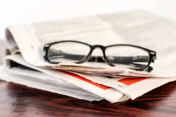 Gros Plan Journaux Verres Sur Une Table Bois — Photo