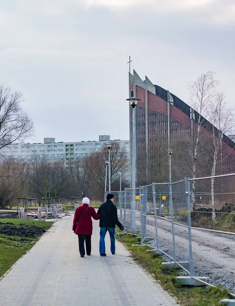 Poznan Polónia Fevereiro 2018 Casal Caminhando Caminho Longo Uma Barreira — Fotografia de Stock