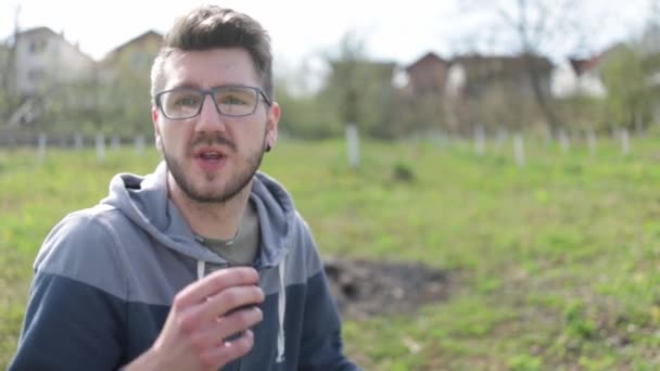 Shallow Focus Bosnian Caucasian Man Talking Front Camera — Stockvideo