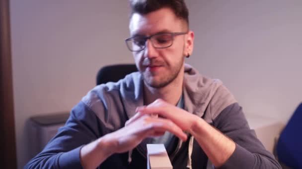 Ένας Νεαρός Ξανθός Άνδρας Γυαλιά Που Μιλάει Χρησιμοποιώντας Γλώσσα Του — Αρχείο Βίντεο