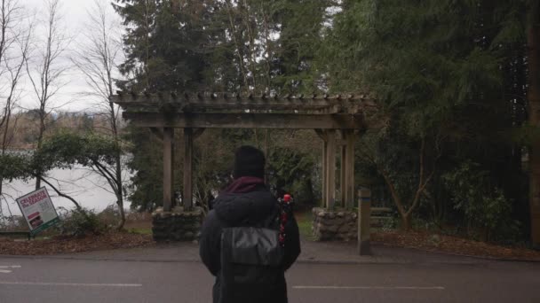 Fotógrafo Caminha Através Madeira Pergola Arco Entrada Principal Para Parque — Vídeo de Stock