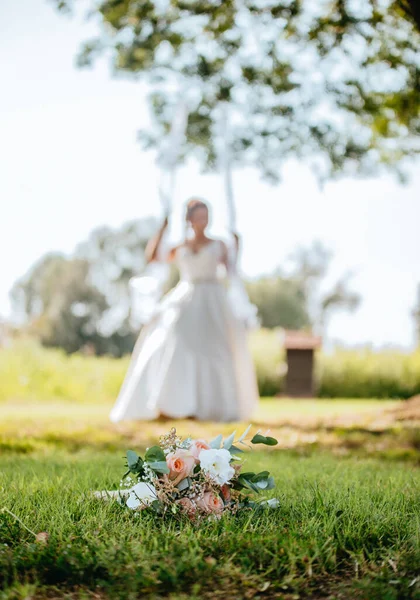 Eine Vertikale Aufnahme Eines Wunderschönen Brautstraußes Mit Rosen Auf Einem — Stockfoto