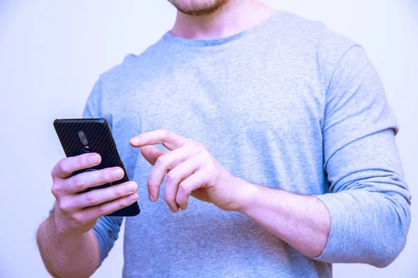 Enfoque Superficial Hombre Usando Teléfono Inteligente Aislado Sobre Fondo Blanco — Foto de Stock