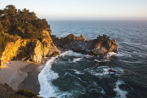 Uma Vista Panorâmica Das Famosas Mcway Falls Julia Pfeiffer Burns — Fotografia de Stock