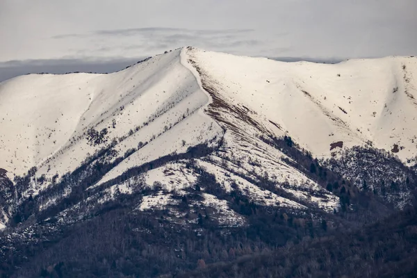 Uma Vista Fascinante Belas Montanhas Cobertas Neve — Fotografia de Stock