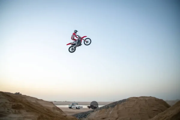 Dubai Zjednoczone Emiracje Arab Stycznia 2021 Motocykliści Motocykle Freestyle Pustynnych — Zdjęcie stockowe