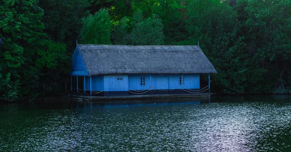 Uma Bela Vista Edifício Junto Lago Rodeado Por Árvores — Fotografia de Stock