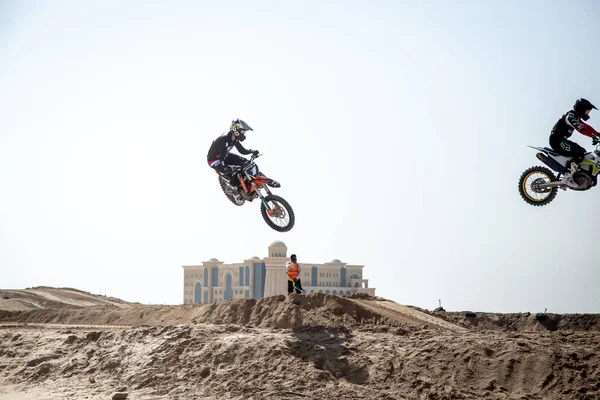 Dubai Emirados Arab Unidos Janeiro 2021 Pilotos Motocross Corridas Areia — Fotografia de Stock