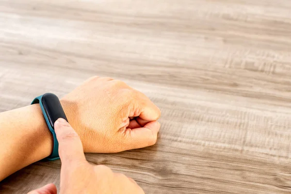 Una Vista Superior Las Manos Usando Smartwatch Mesa Madera — Foto de Stock