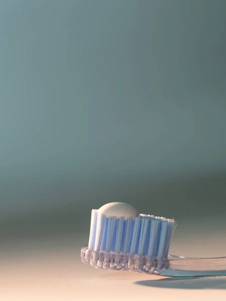 Tiro Close Cabeça Uma Escova Dentes Azul Com Pasta Dentes — Fotografia de Stock