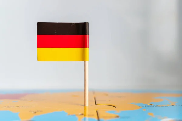 世界に固定木製の棒にドイツの小さな回転フラグ — ストック写真
