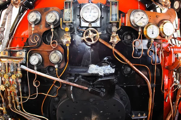 蒸汽机车从内部显示出所有的大型齿轮 — 图库照片