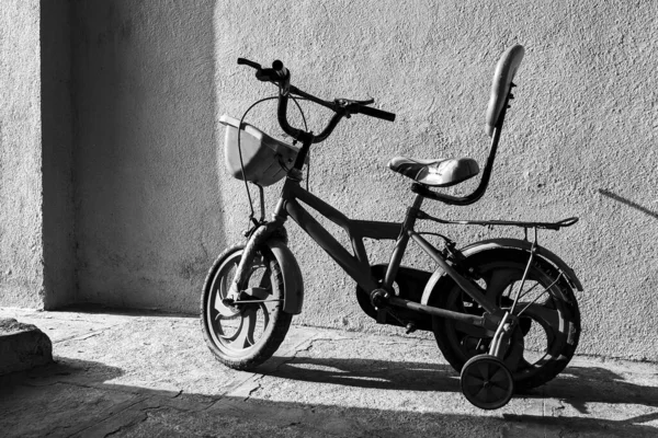 Una Scala Grigi Una Piccola Bicicletta Parcheggiata Nel Cortile — Foto Stock