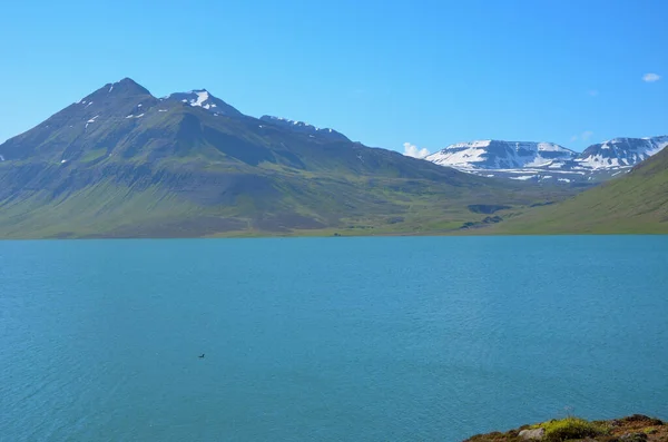 在青山与雪顶之间的蓝湖的特写镜头 — 图库照片