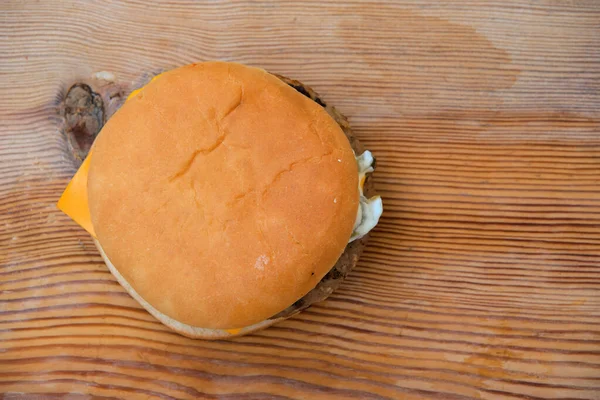 Ser Hamburgerowy Sos Ogórkowy Musztarda Ketchup Gotowane Fast Foodach — Zdjęcie stockowe