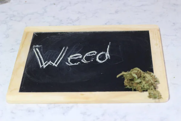 Een Schoolbord Met Het Woord Weed Cannabis Erop — Stockfoto