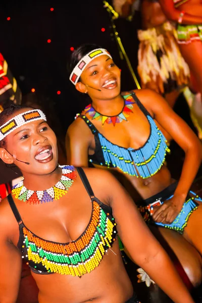 Johannesburg Sudáfrica Mayo 2019 Bailarines Tribales Africanos Zulúes Cantan Con — Foto de Stock