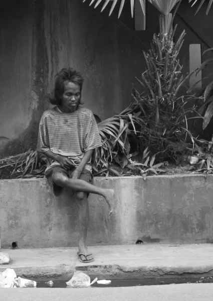 Cebu Philippinen Januar 2009 Ein Straßenbewohner Sitzt Auf Einem Pflanzkübel — Stockfoto