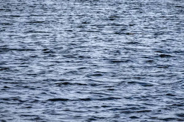 Голубая Прозрачная Зеркальная Поверхность Озера — стоковое фото