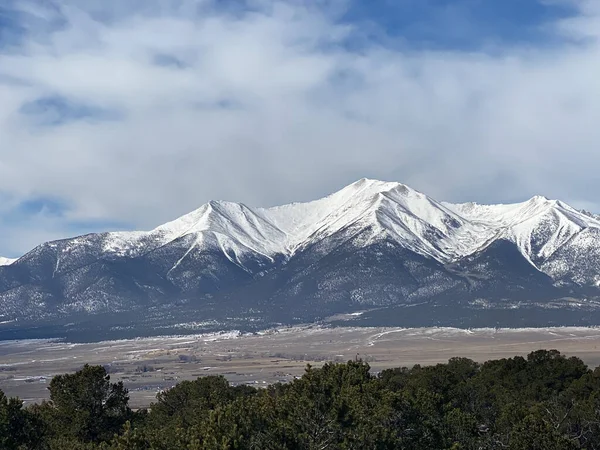 Ett Fascinerande Landskap Snöiga Berg Buena Vista Usa Molnig Dag — Stockfoto