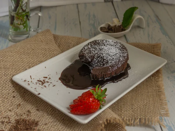 Chocolade Coulant Met Aardbeien Met Bloem Achtergrond Zoet Dessert — Stockfoto