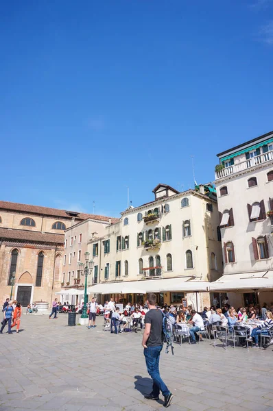 Venice イタリア 2016年5月3日 晴れた日にレストランがある広場の未確認の人々 — ストック写真