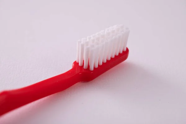 Tiro Perto Uma Escova Dentes Vermelha Isolada Fundo Branco — Fotografia de Stock